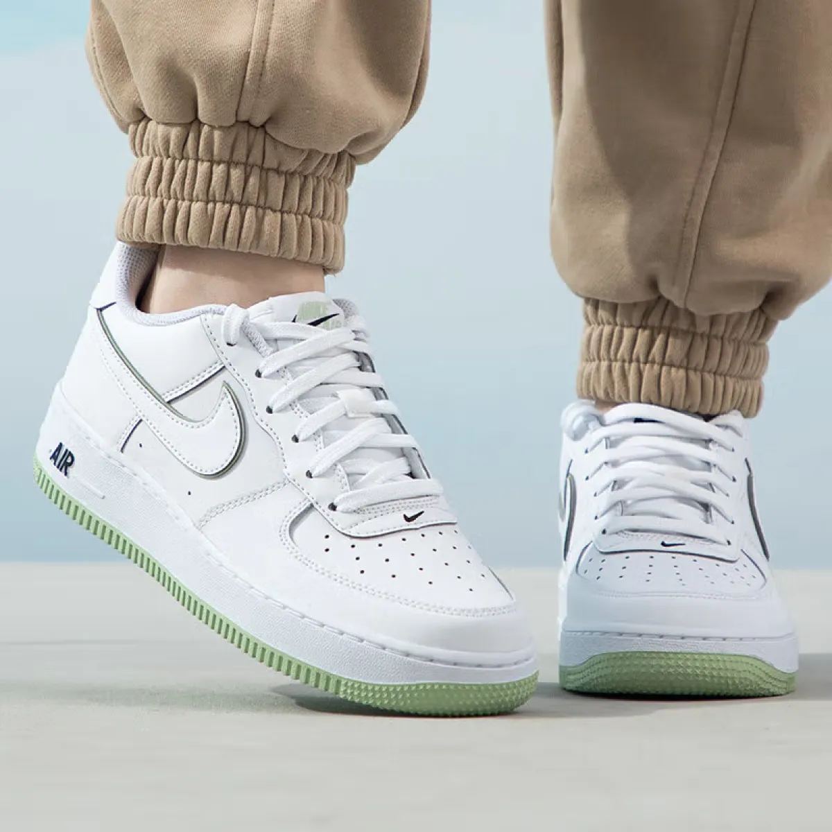 Подростковые кроссовки Nike Air Force 1 White/Light Green GS