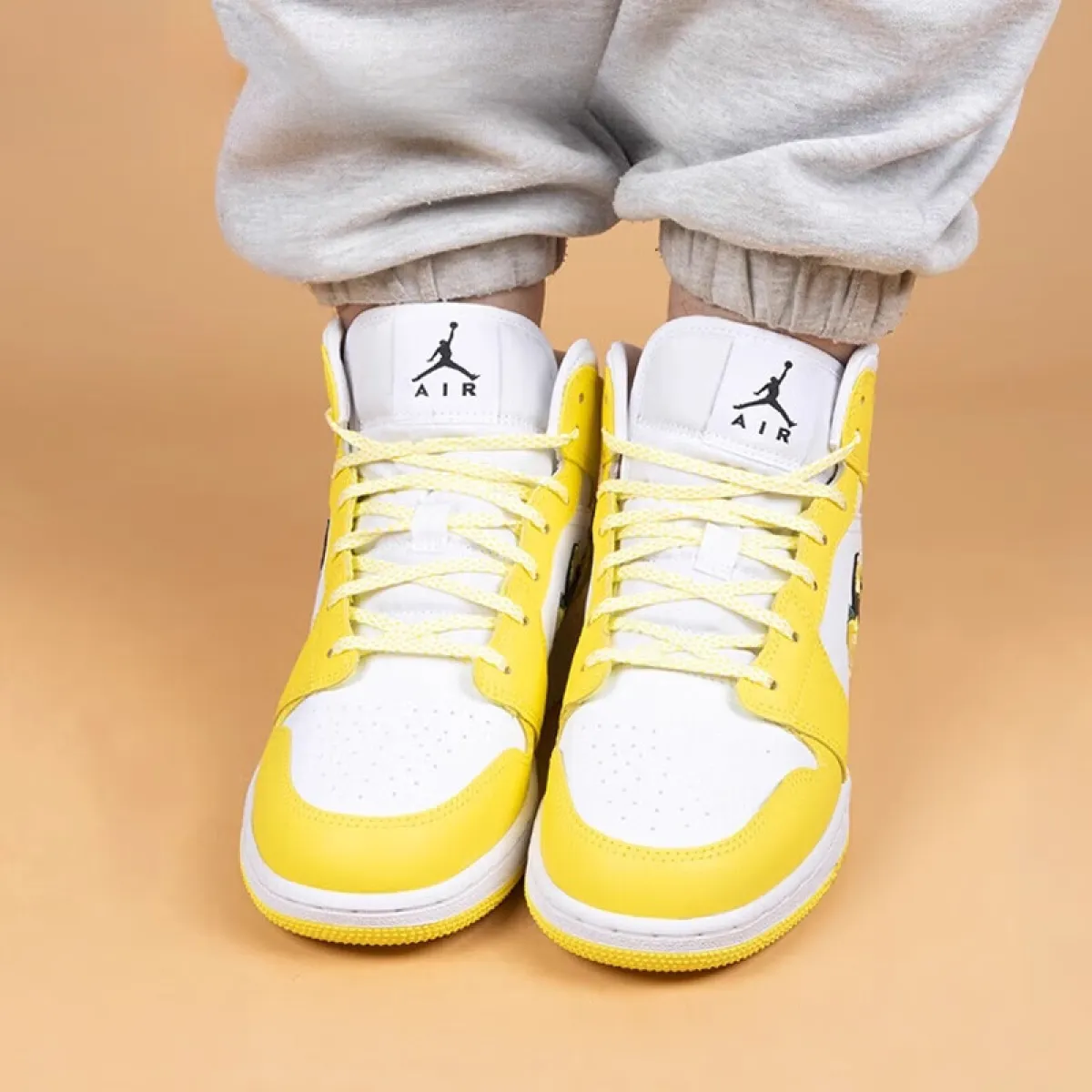 Подростковые кроссовки Jordan 1 Mid Dynamic Yellow Floral GS
