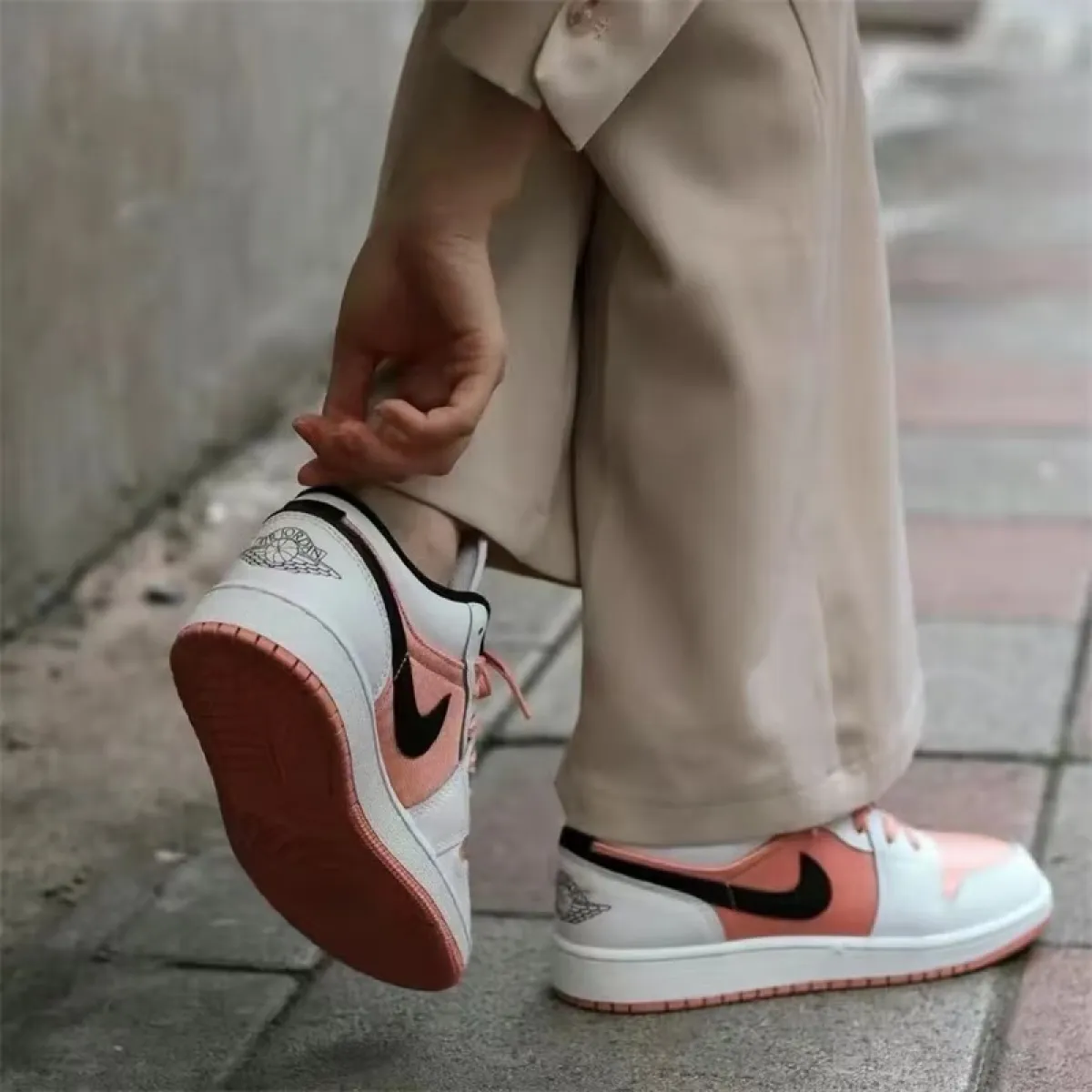 Подростковые кроссовки Air Jordan 1 Low White/Light Madder Root GS