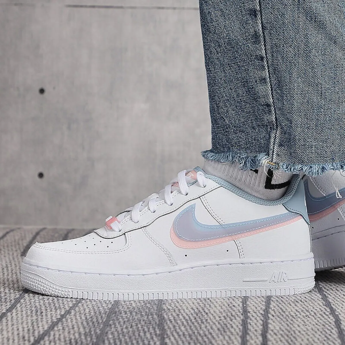 Подростковые кроссовки Nike Air Force 1 LV8 Double Swoosh GS
