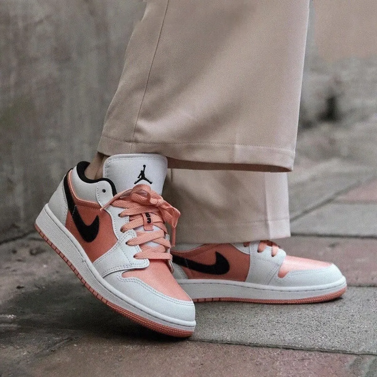 Подростковые кроссовки Air Jordan 1 Low White/Light Madder Root GS