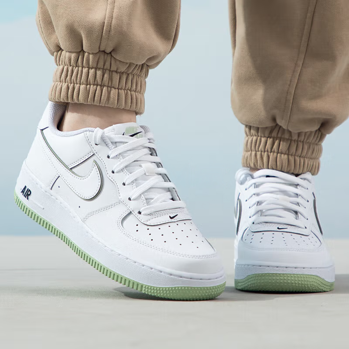 Подростковые кроссовки Nike Air Force 1 White/Light Green GS