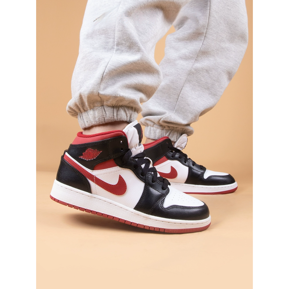 Кроссовки Air Jordan 1 Mid Red/Black/White