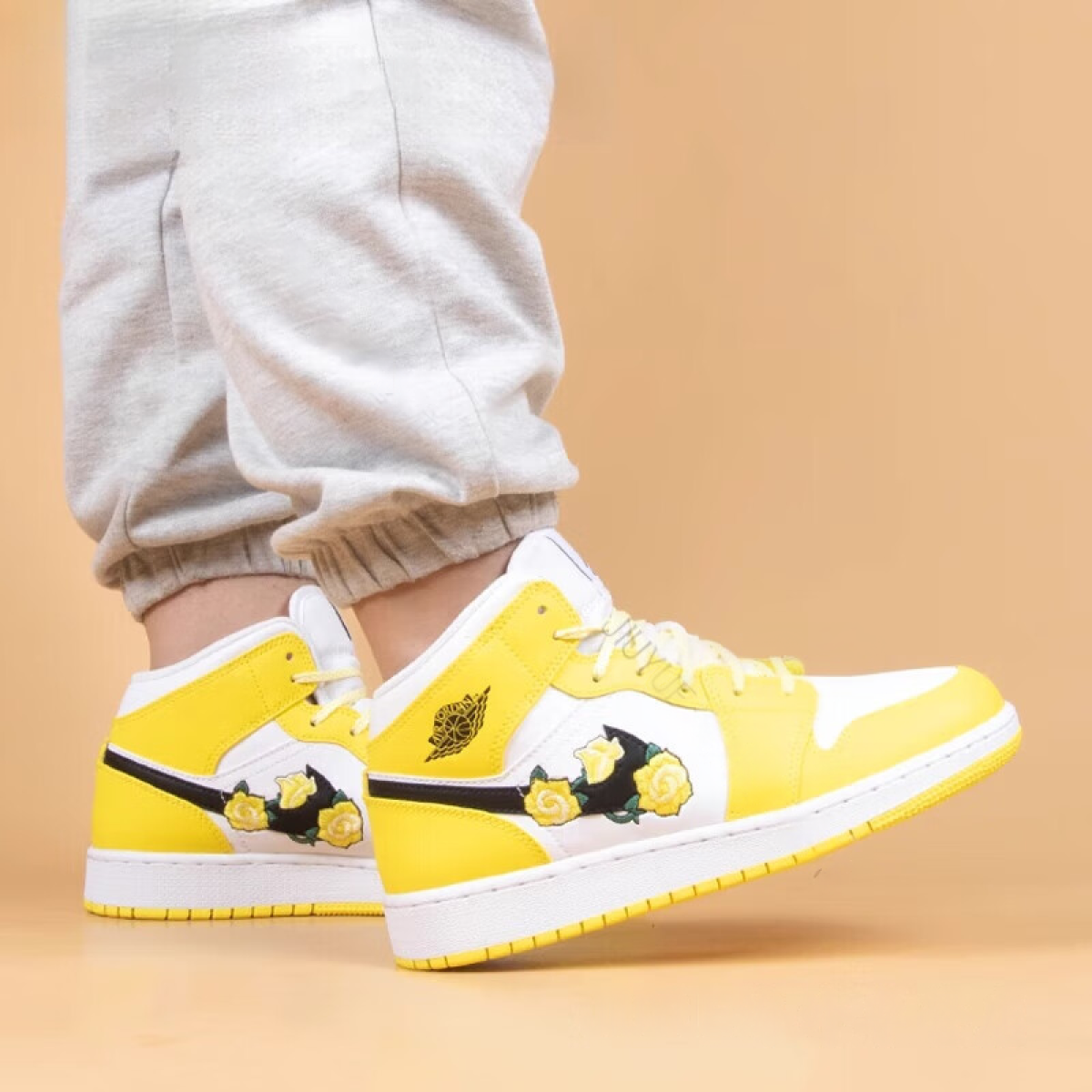 Подростковые кроссовки Jordan 1 Mid Dynamic Yellow Floral GS