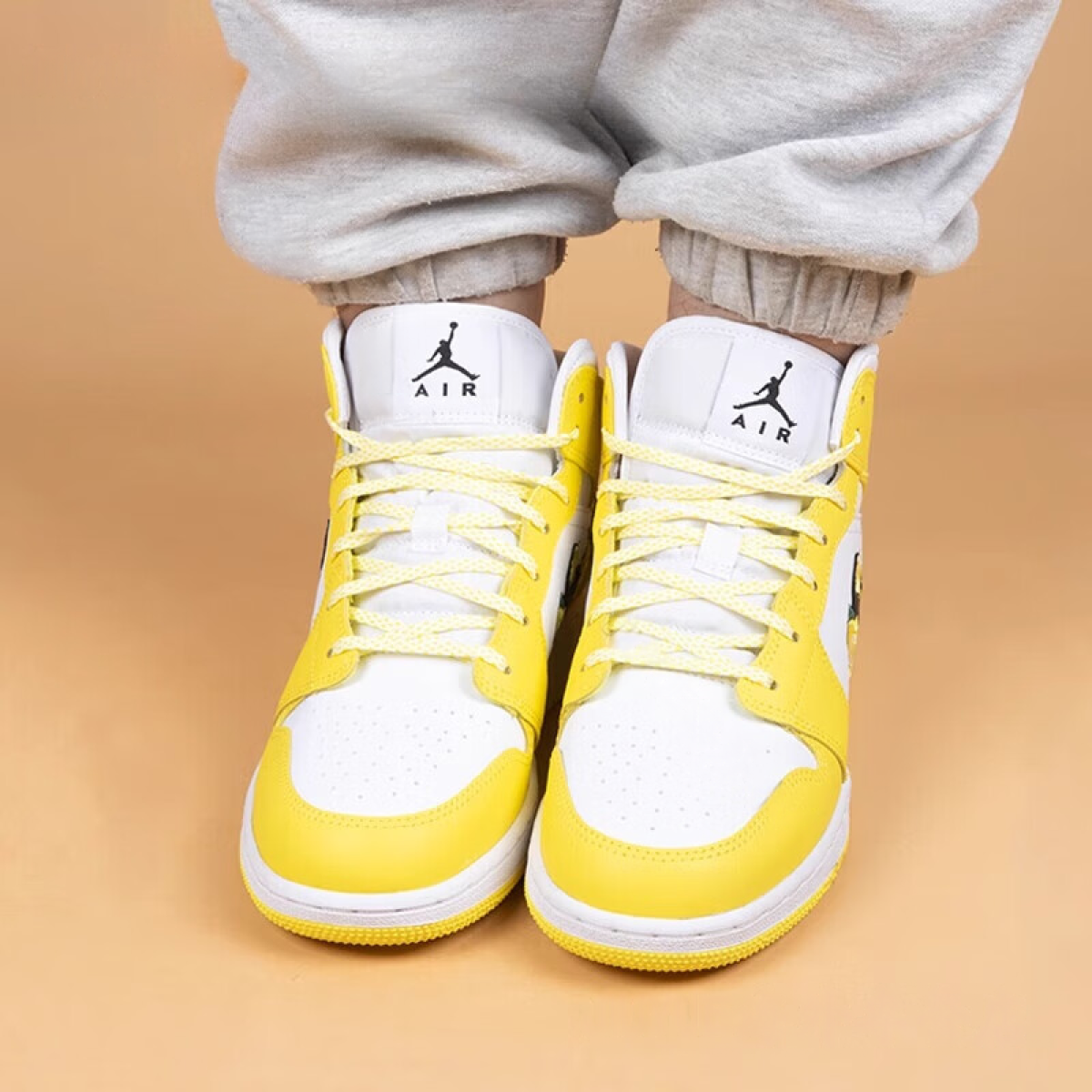 Подростковые кроссовки Jordan 1 Mid Dynamic Yellow Floral GS