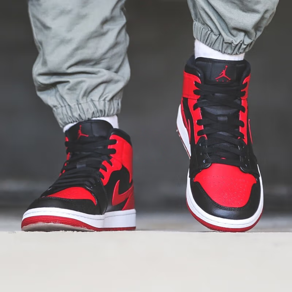 Подростковые кроссовки Jordan 1 Mid Banned Black/Red GS