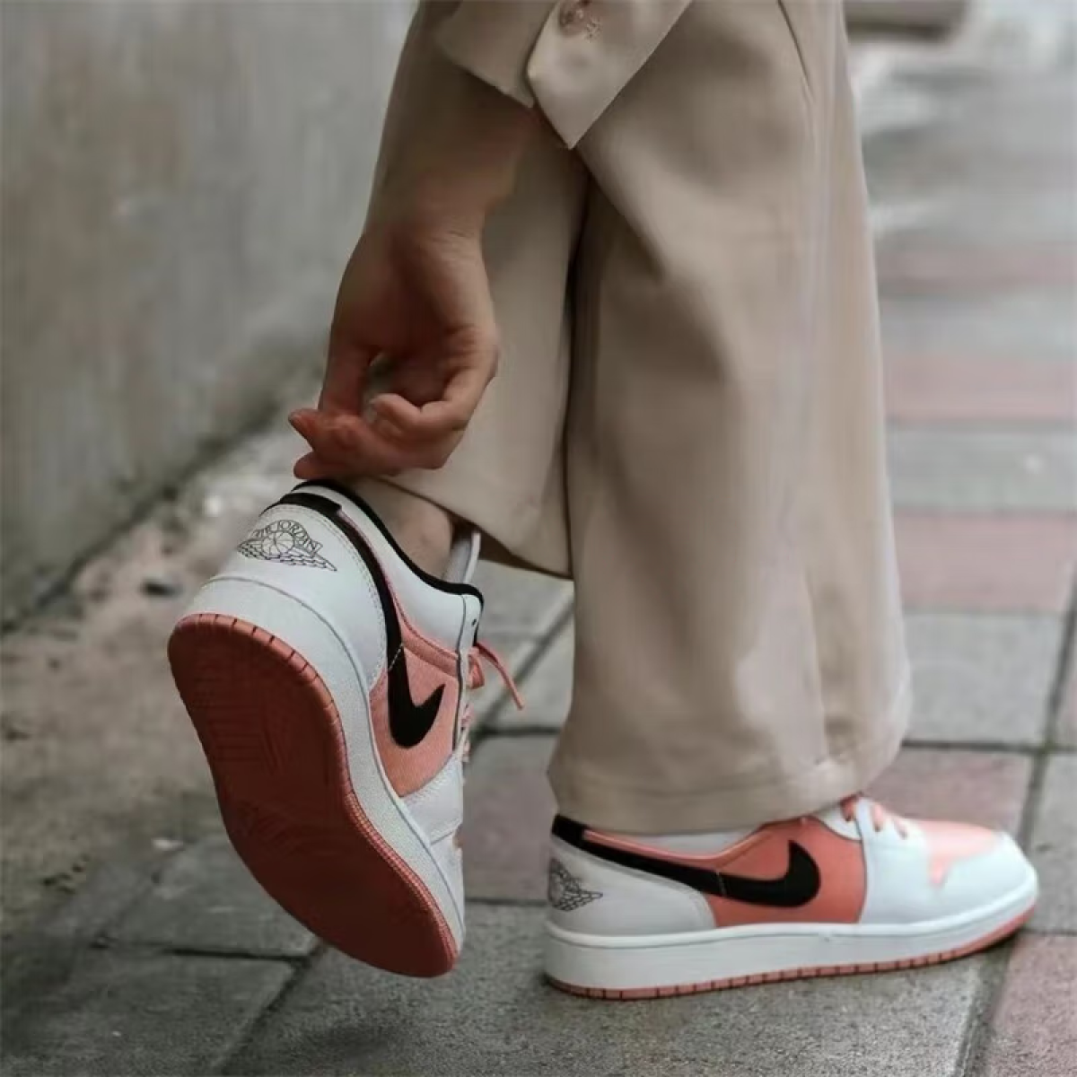 Подростковые кроссовки Air Jordan 1 Low White/Light Madder Root GS